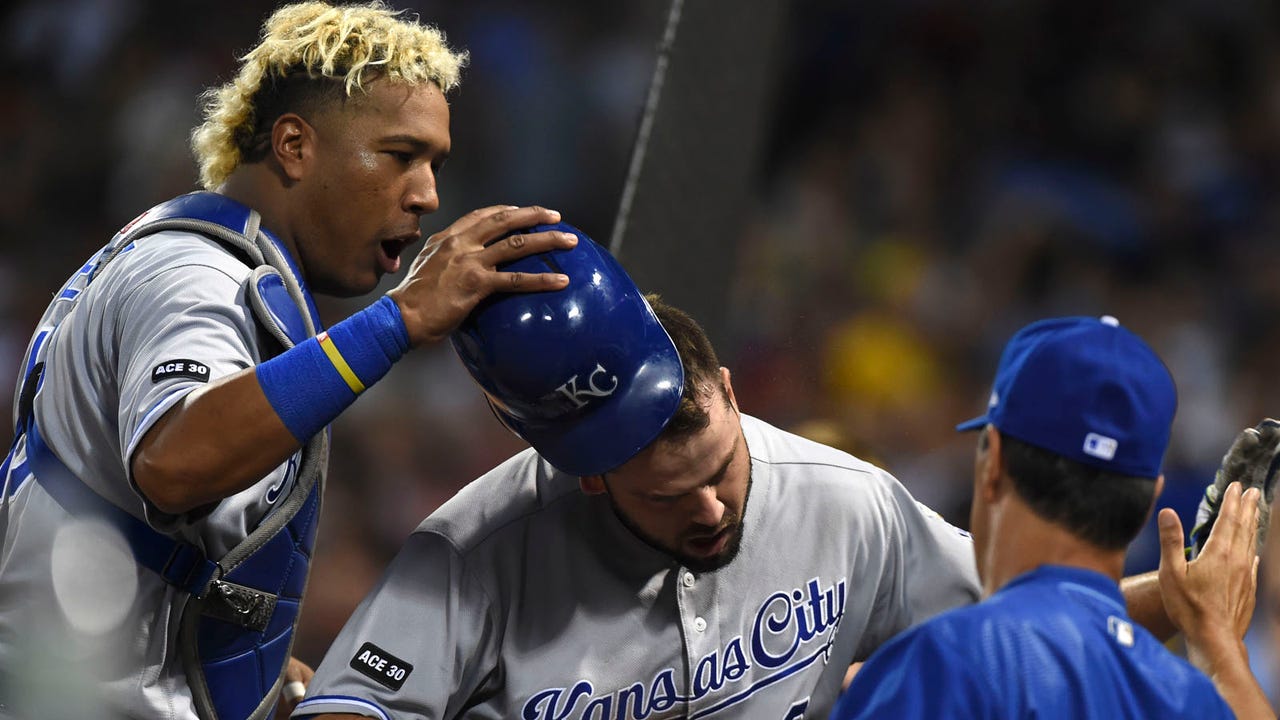 Moustakas hits 30th homer as Royals defeat Red Sox 4-2